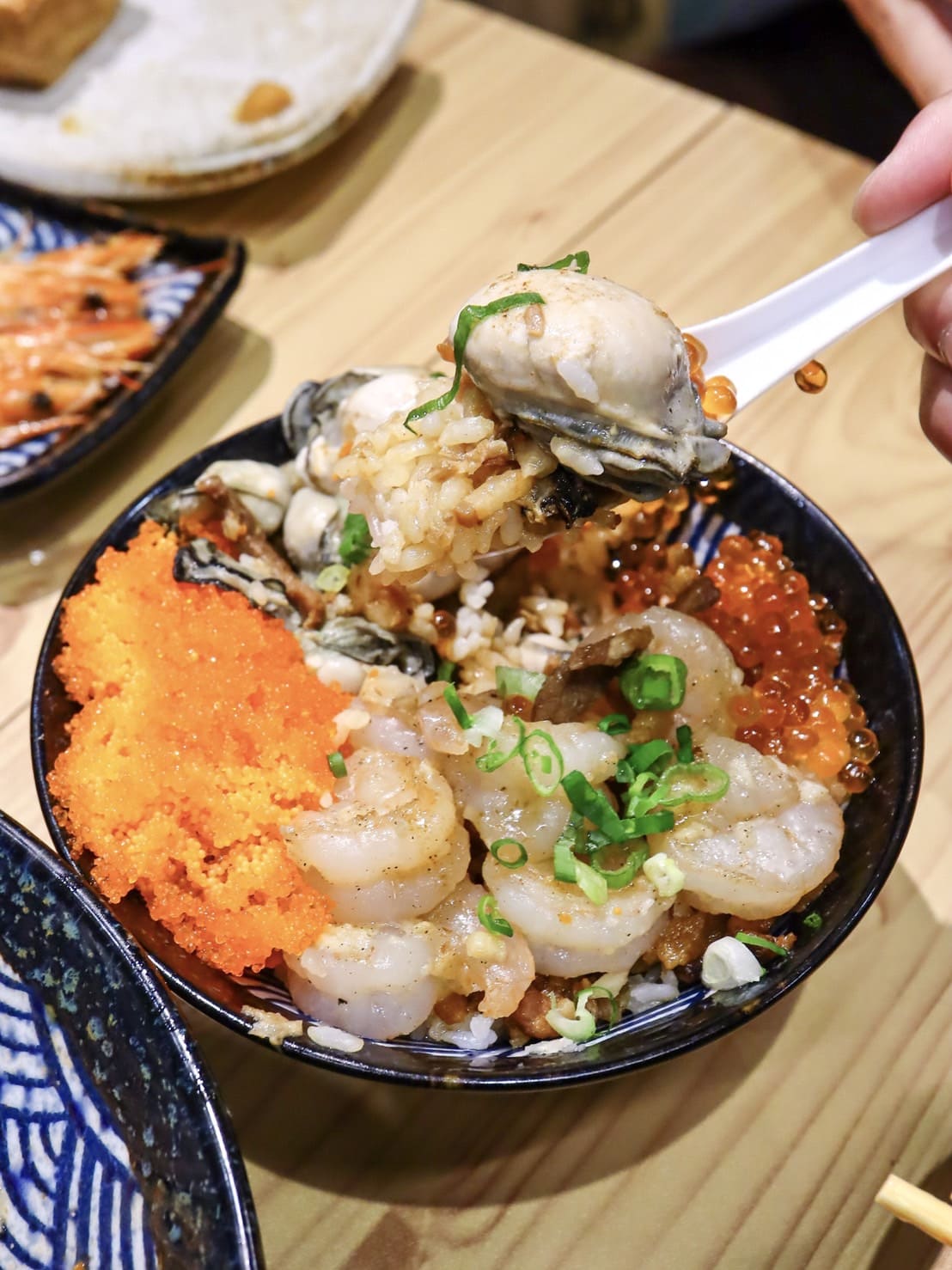 享來點史上最浮誇滷肉飯/麵線在這裡!鮭魚卵尬干貝超豪華滷肉飯爽度爆表! - 第19張圖