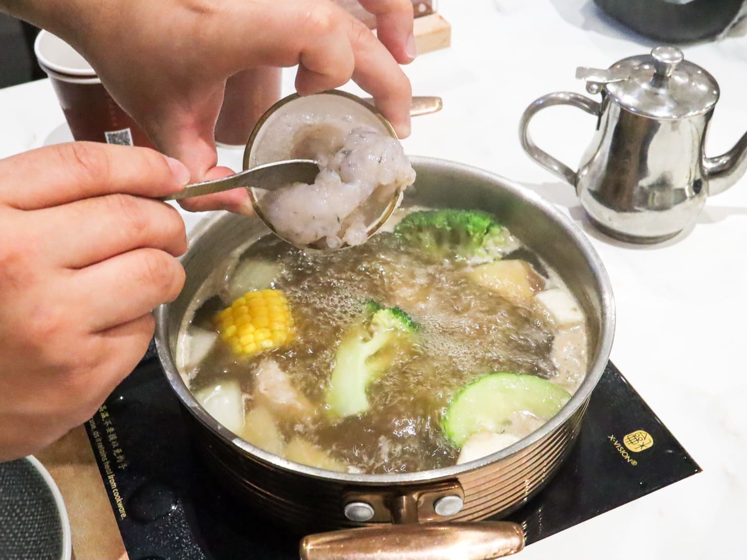 嗑肉石鍋竹北新開幕。肉肉瀑布和超過五十種的蔬食飲料自助吧任你吃,火鍋控必收 - 第35張圖