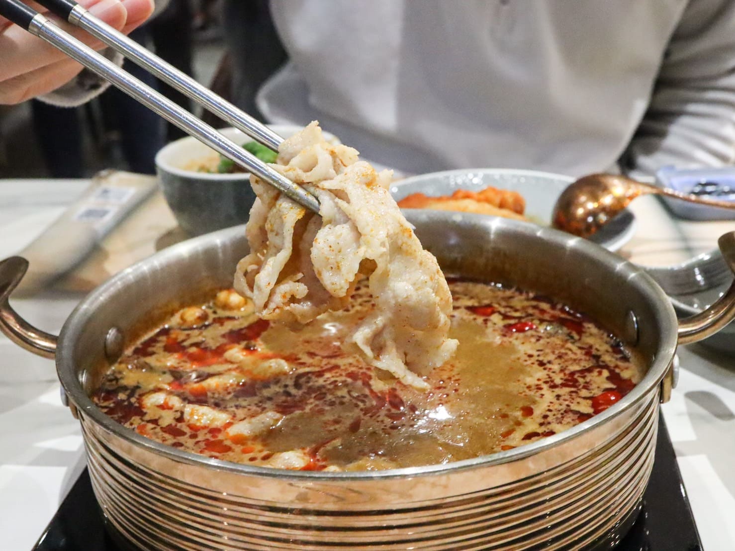 嗑肉石鍋竹北新開幕。肉肉瀑布和超過五十種的蔬食飲料自助吧任你吃,火鍋控必收 - 第32張圖