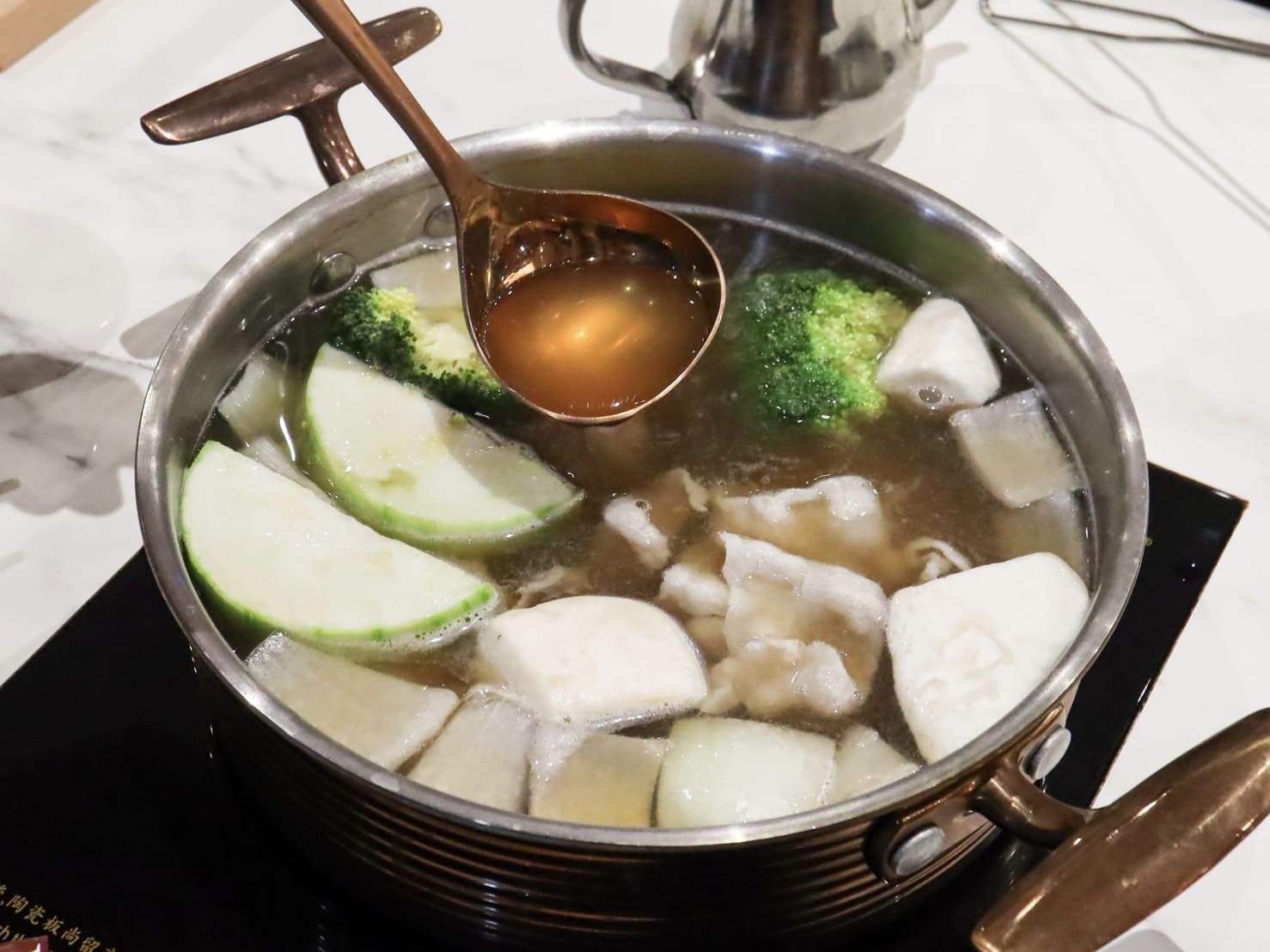 嗑肉石鍋竹北新開幕。肉肉瀑布和超過五十種的蔬食飲料自助吧任你吃,火鍋控必收 - 第26張圖