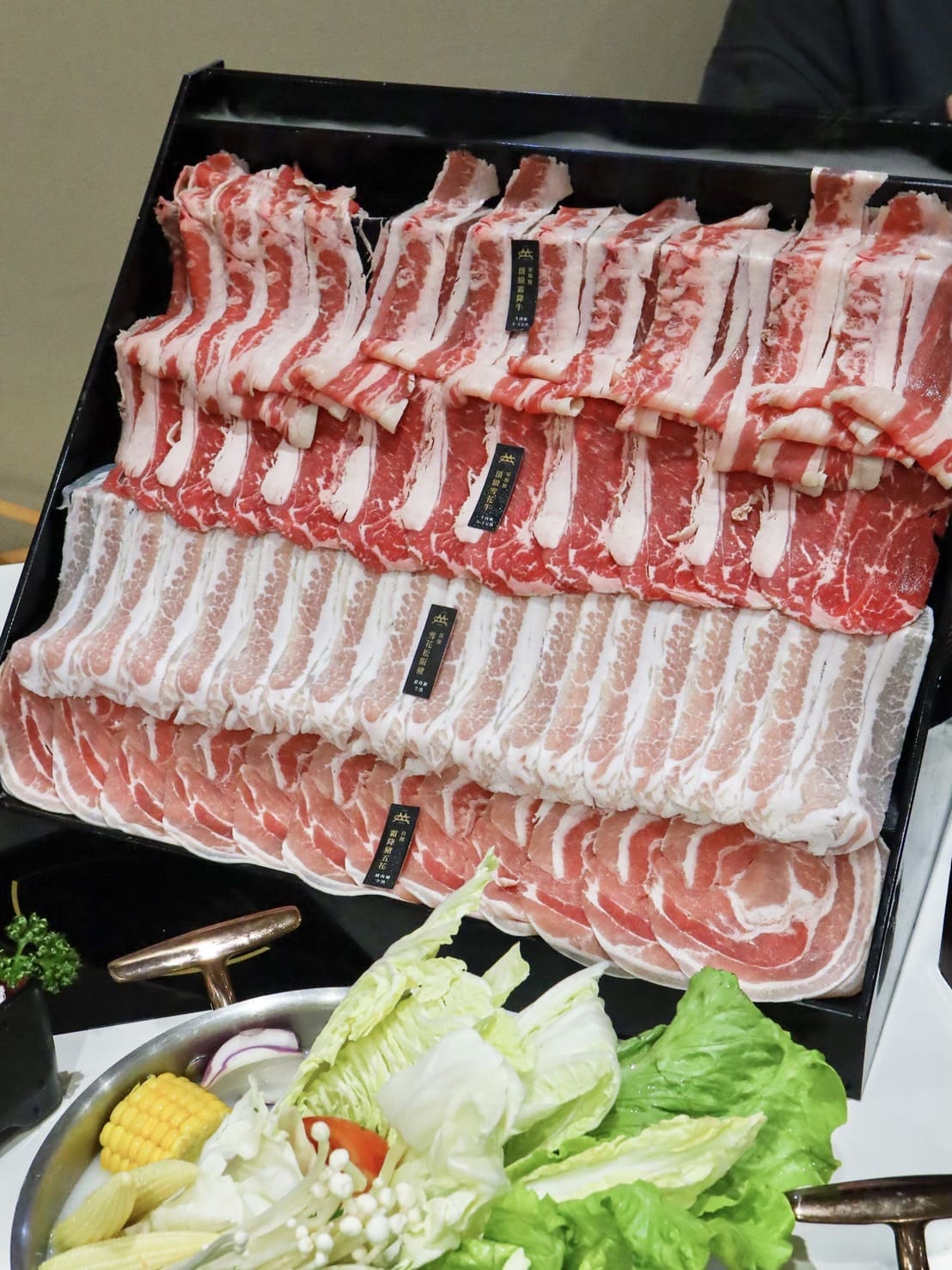 嗑肉石鍋竹北新開幕。肉肉瀑布和超過五十種的蔬食飲料自助吧任你吃,火鍋控必收 - 第29張圖