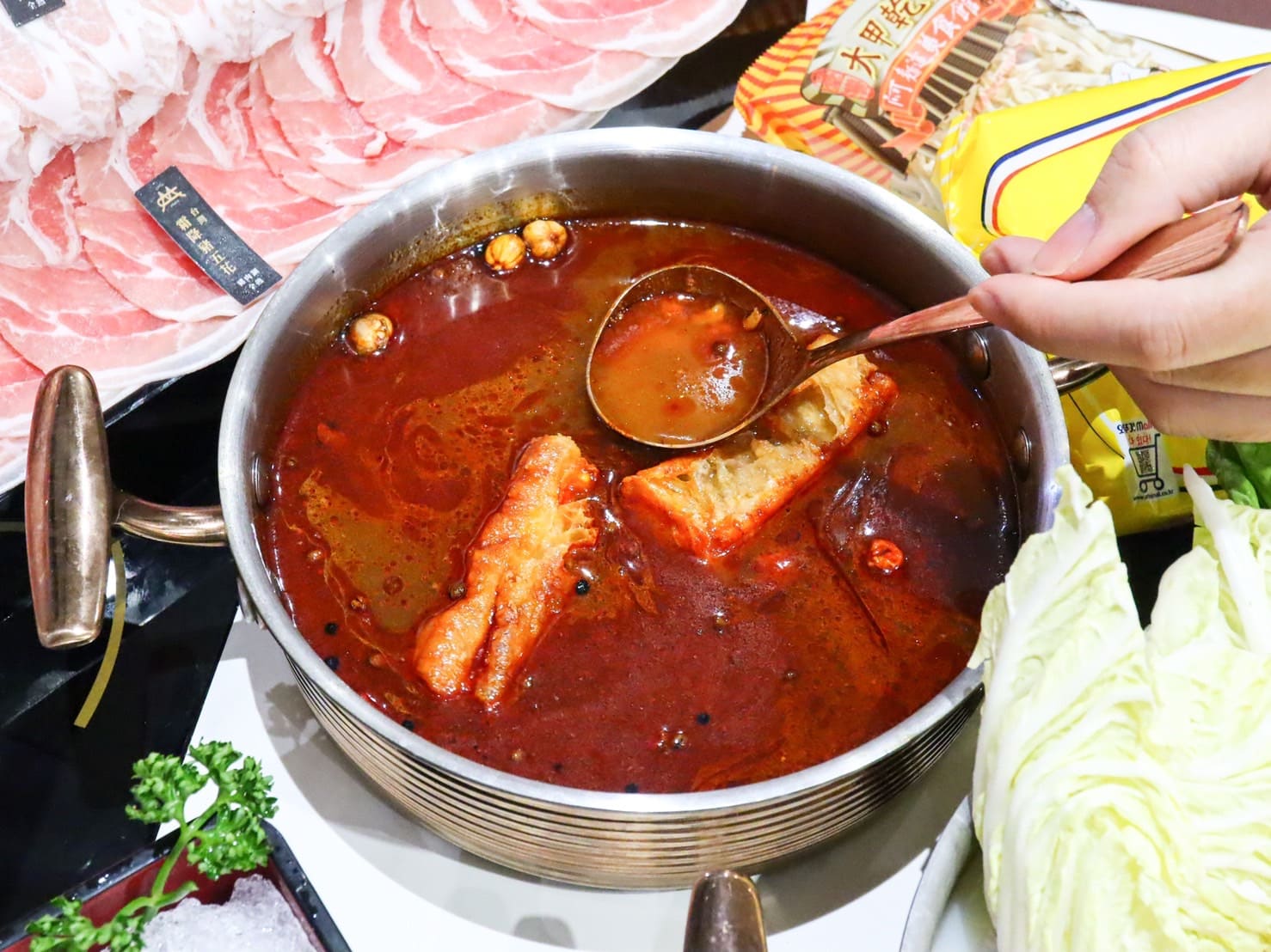 嗑肉石鍋竹北新開幕。肉肉瀑布和超過五十種的蔬食飲料自助吧任你吃,火鍋控必收 - 第25張圖
