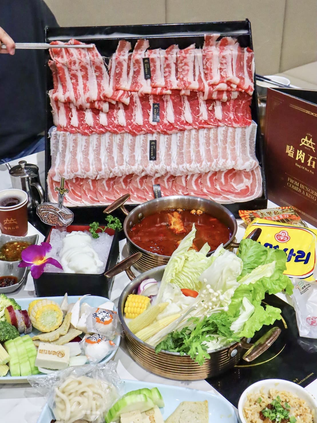 嗑肉石鍋竹北新開幕。肉肉瀑布和超過五十種的蔬食飲料自助吧任你吃,火鍋控必收 - 第23張圖