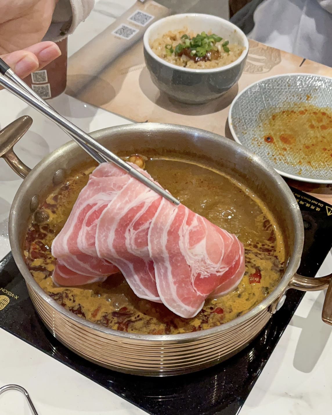 嗑肉石鍋竹北新開幕。肉肉瀑布和超過五十種的蔬食飲料自助吧任你吃,火鍋控必收 - 第33張圖