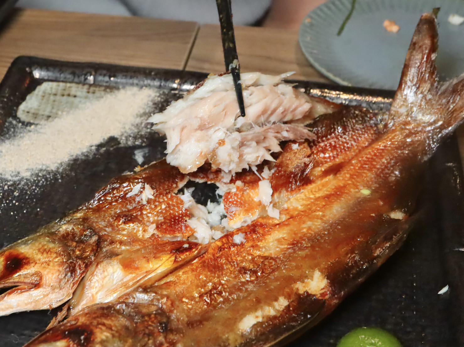 鶴料日式居酒屋|板橋新開幕就擁有高評價!各式串燒、炸物還是主食都好吃無雷。夜貓族新去處 - 第22張圖