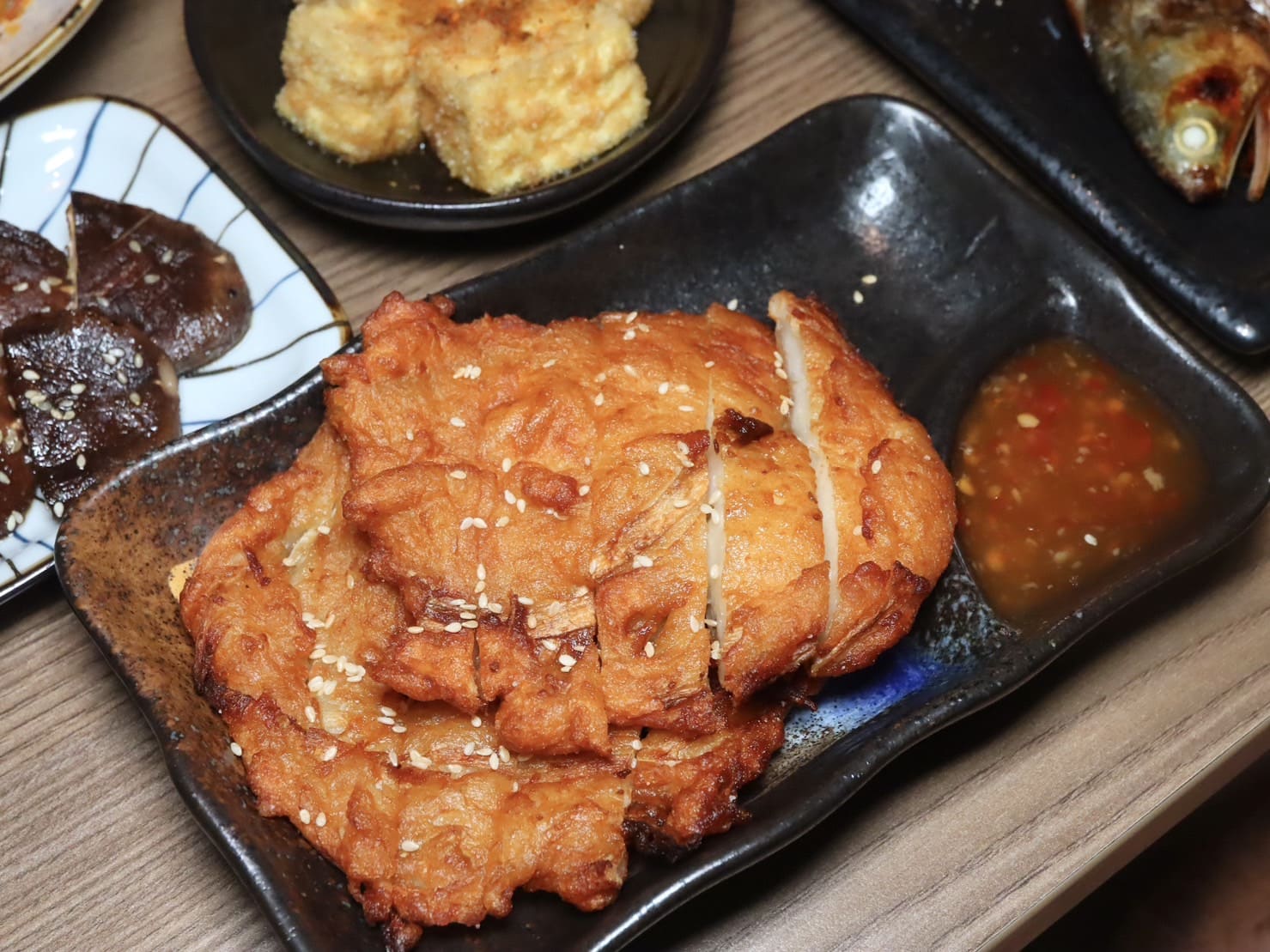 鶴料日式居酒屋|板橋新開幕就擁有高評價!各式串燒、炸物還是主食都好吃無雷。夜貓族新去處 - 第31張圖