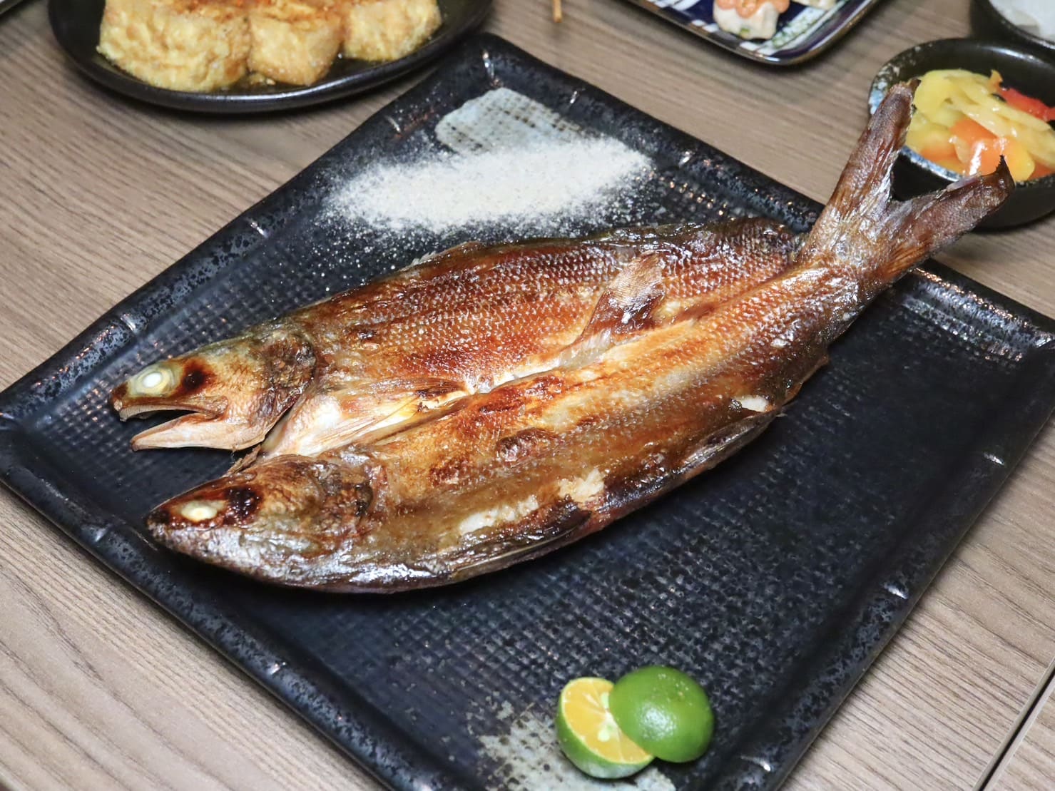 鶴料日式居酒屋|板橋新開幕就擁有高評價!各式串燒、炸物還是主食都好吃無雷。夜貓族新去處 - 第21張圖