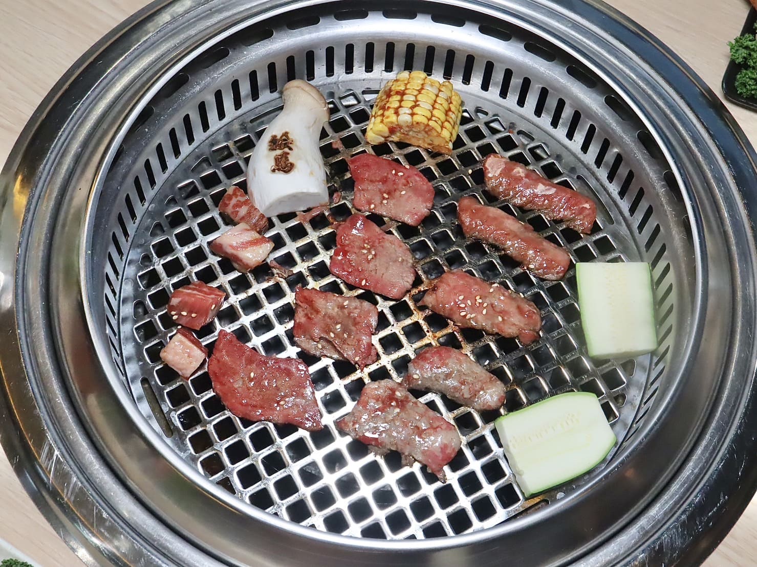 絵馬別邸|築間旗下高品質燒肉品牌插旗西門町還營業到凌晨!火烤兩吃的海陸大餐品項超豐富。甜點竟然有刨冰! - 第15張圖