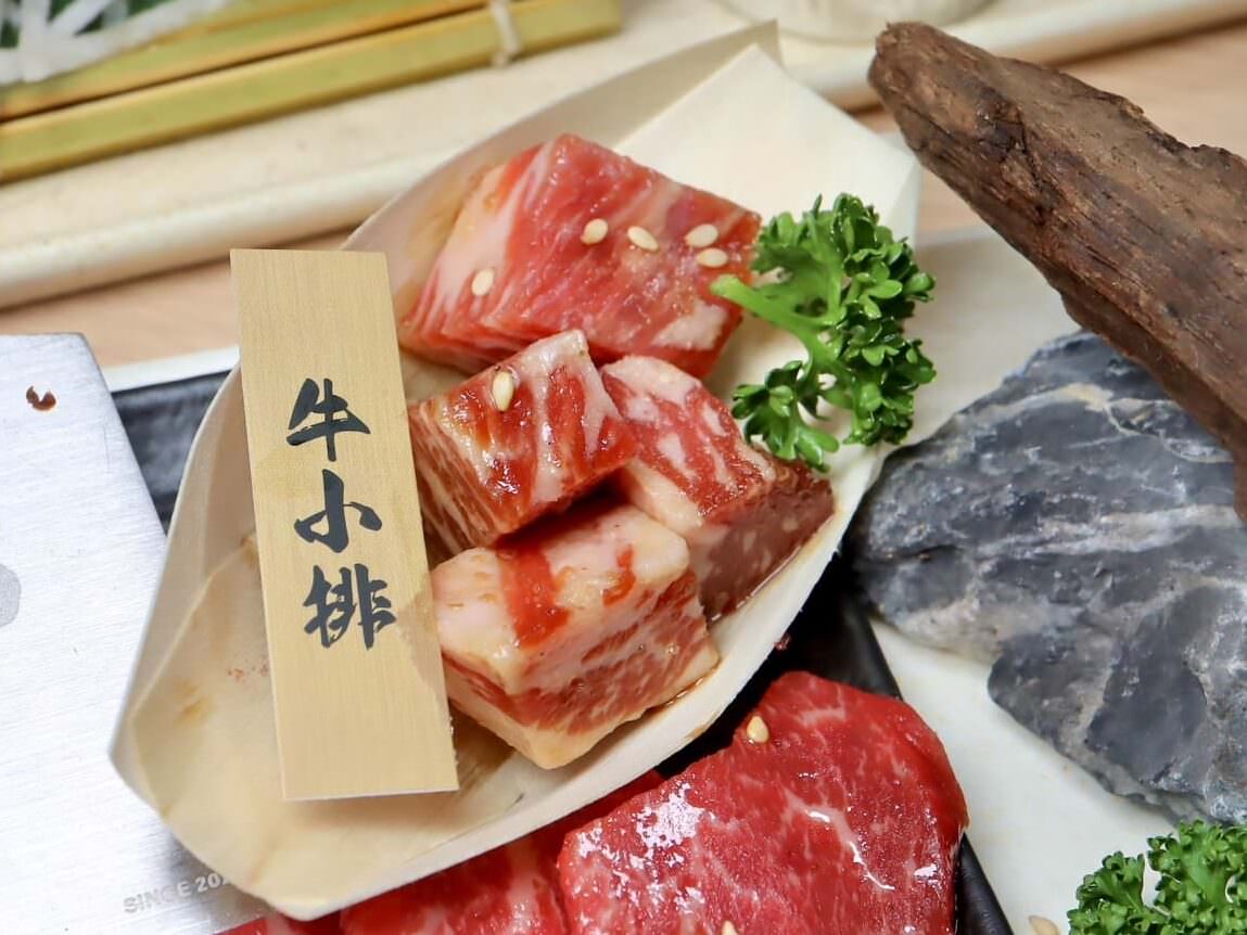 絵馬別邸|築間旗下高品質燒肉品牌插旗西門町還營業到凌晨!火烤兩吃的海陸大餐品項超豐富。甜點竟然有刨冰! - 第12張圖