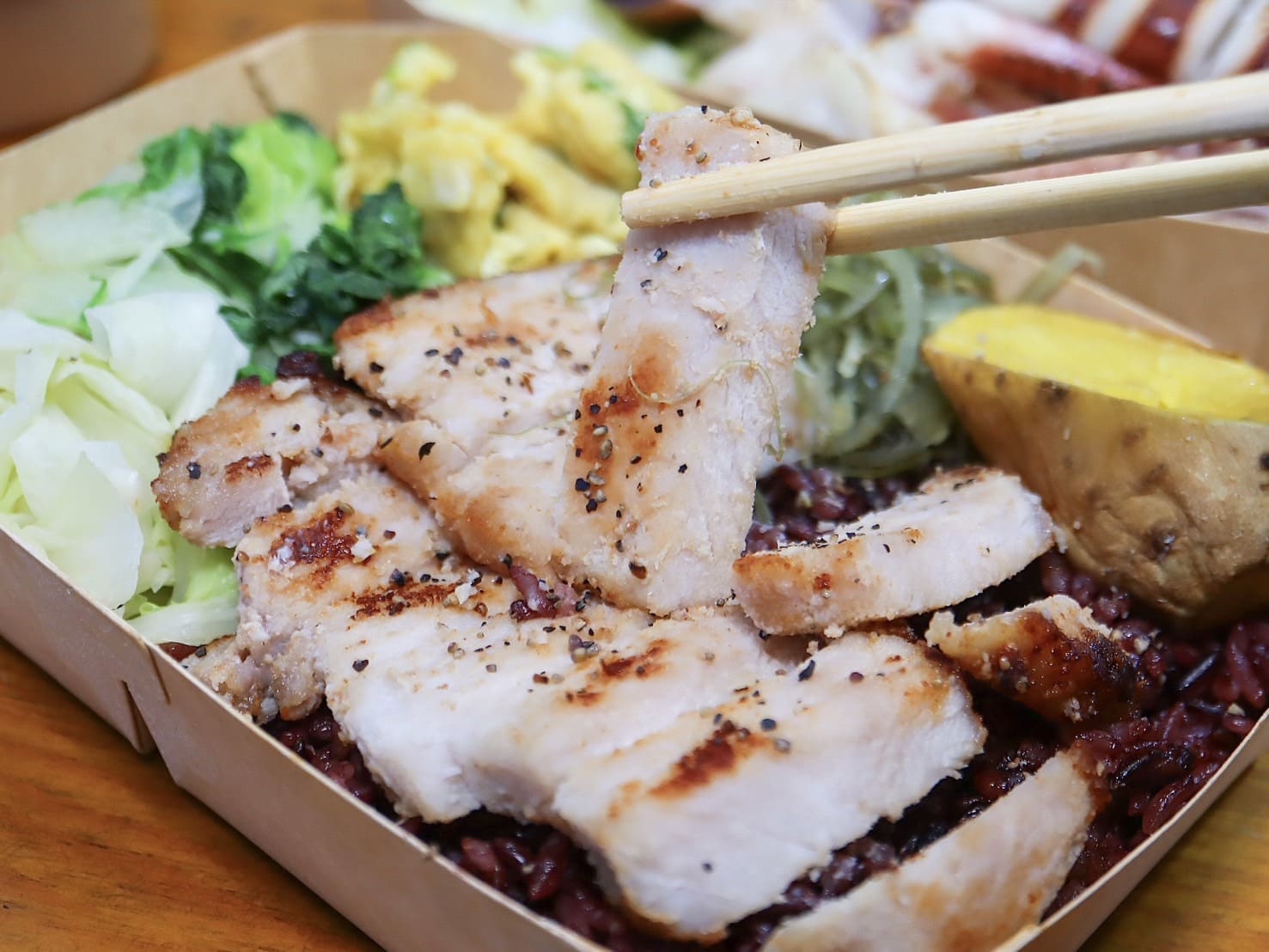 有飯吃健康餐盒|新竹金山街新開幕高CP值大份量健康餐。大推深海魷魚口味 - 第22張圖