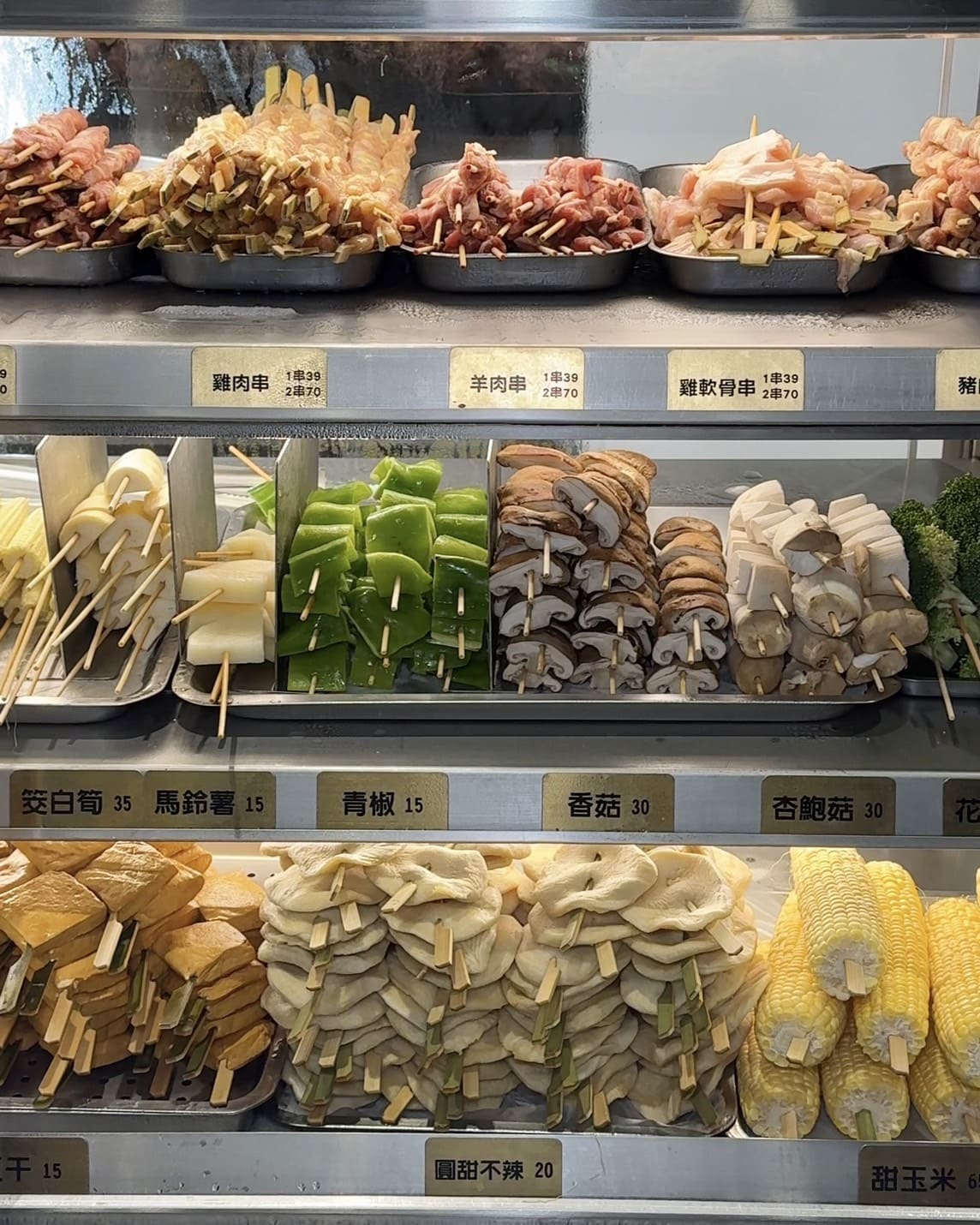 享烤串燒|蘆洲平價好吃燒烤串物店,最低元起。現壓生啤只要買五送一 - 第3張圖