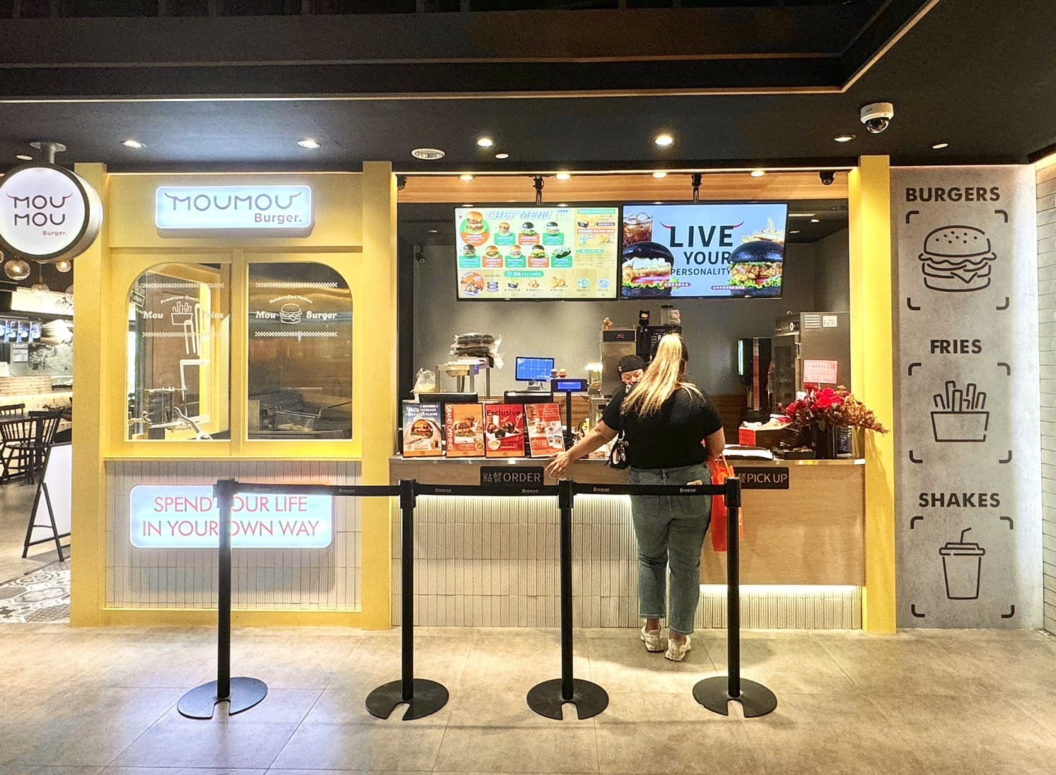 MOUMOU美式漢堡|台北微風南山新開幕。多汁超厚手打漢堡排和自製漢堡麵包,多種創意新口味一口塞不下! - 第2張圖