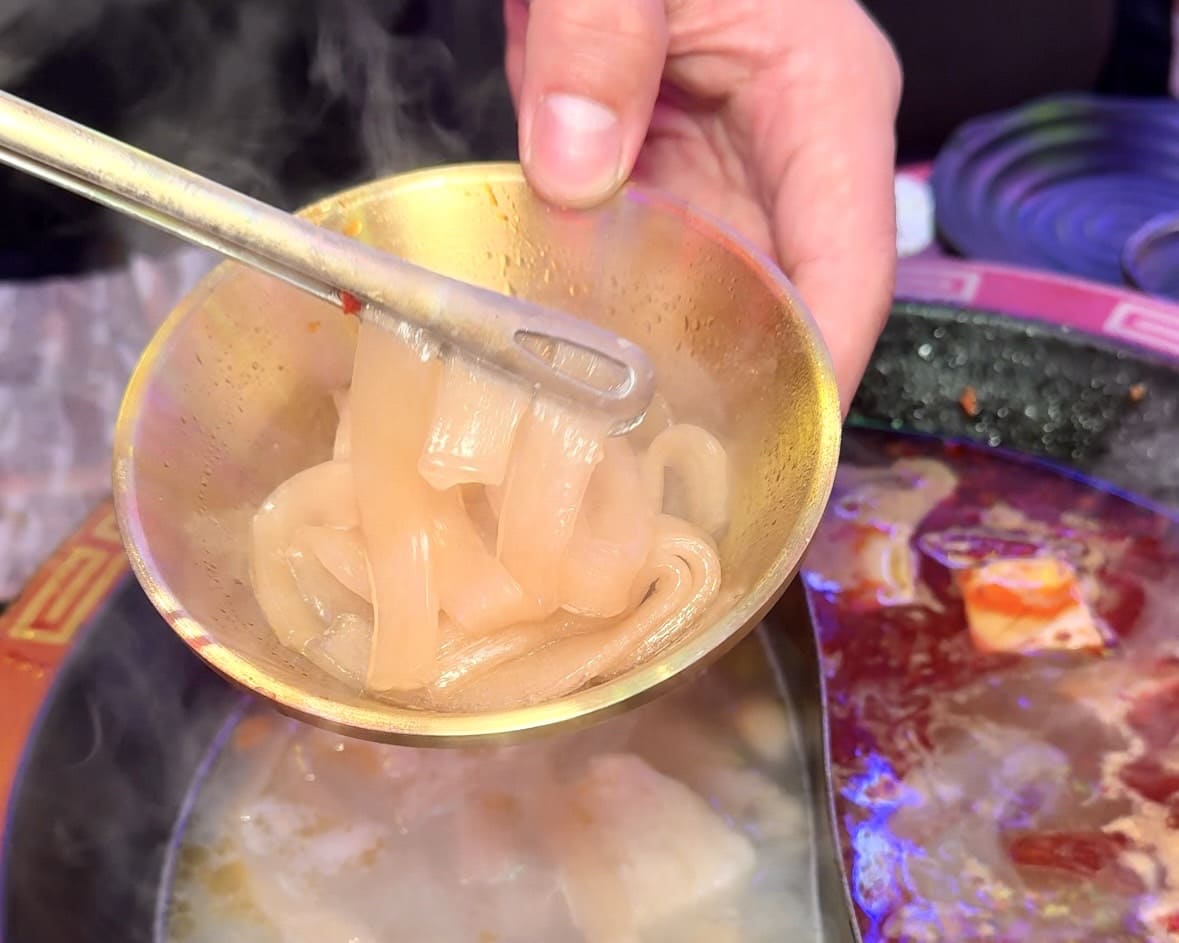 嗯雞刀正宗成都串串香|近50種品項每串元!香麻帶勁鍋底超過癮。營業到凌晨五點!夜貓福音 - 第29張圖