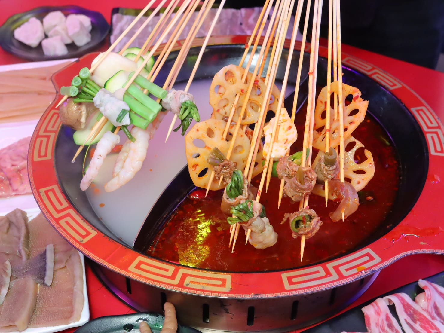嗯雞刀正宗成都串串香|近50種品項每串元!香麻帶勁鍋底超過癮。營業到凌晨五點!夜貓福音 - 第16張圖