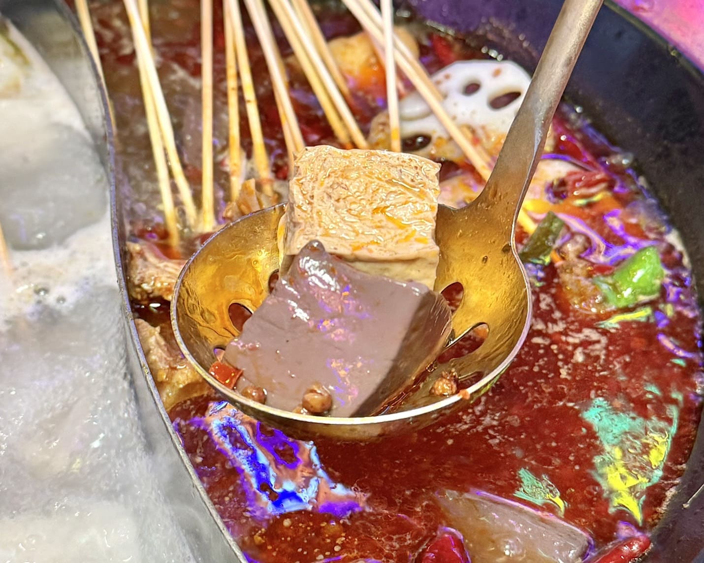 嗯雞刀正宗成都串串香|近50種品項每串元!香麻帶勁鍋底超過癮。營業到凌晨五點!夜貓福音 - 第15張圖