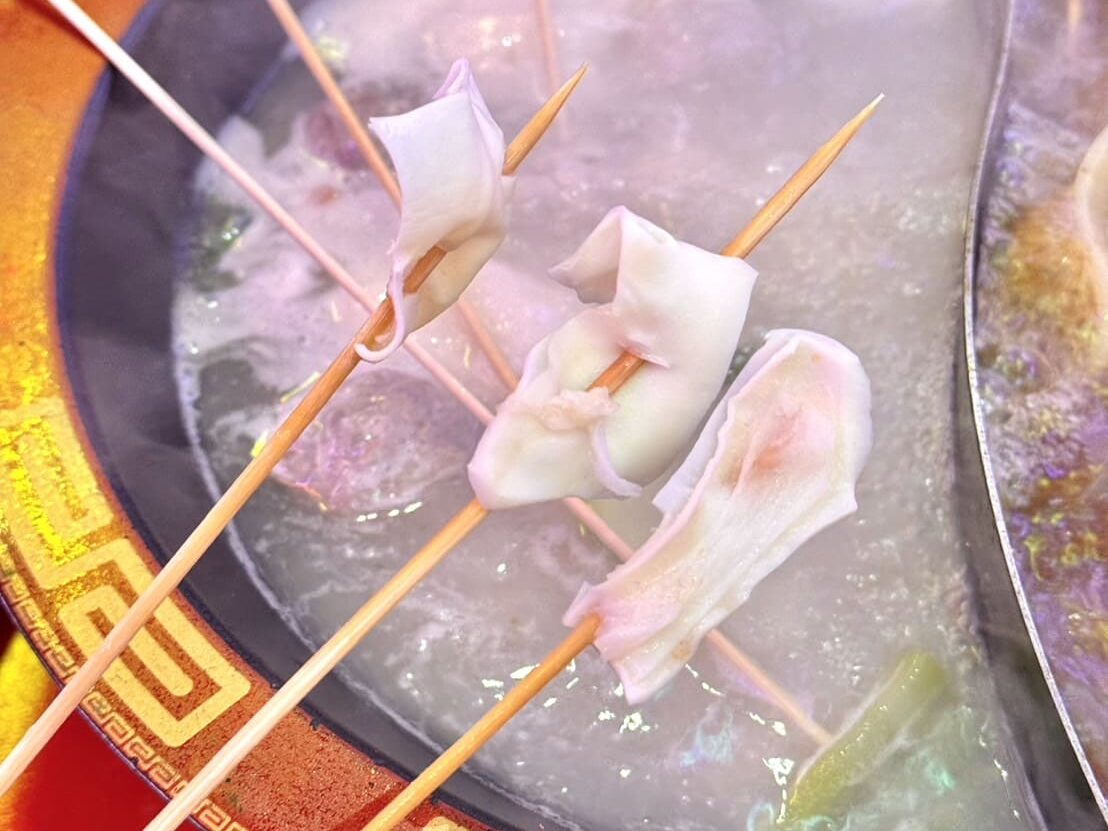 嗯雞刀正宗成都串串香|近50種品項每串元!香麻帶勁鍋底超過癮。營業到凌晨五點!夜貓福音 - 第18張圖