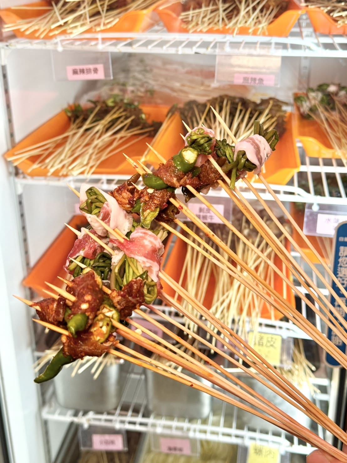 嗯雞刀正宗成都串串香|近50種品項每串元!香麻帶勁鍋底超過癮。營業到凌晨五點!夜貓福音 - 第11張圖