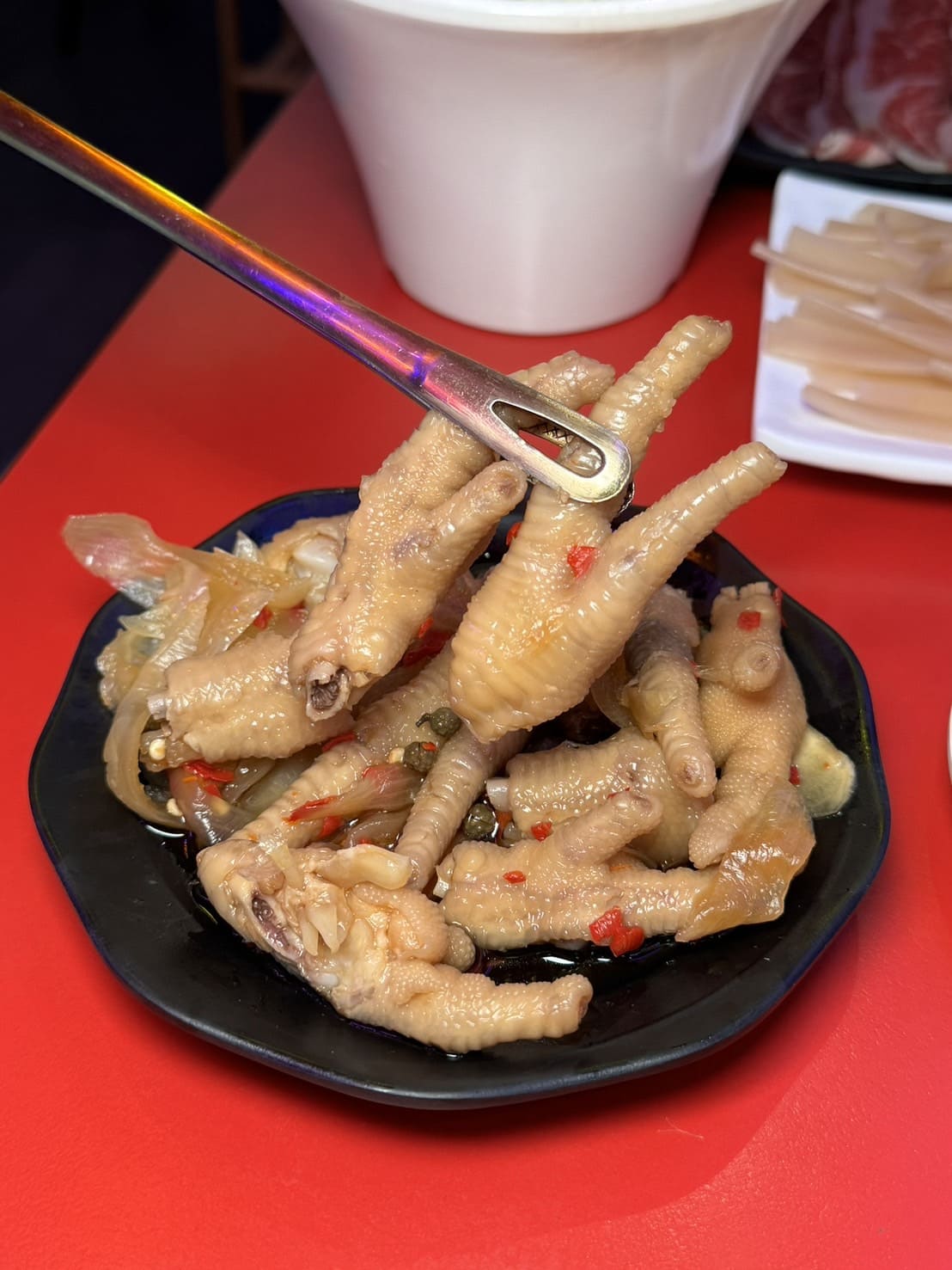 嗯雞刀正宗成都串串香|近50種品項每串元!香麻帶勁鍋底超過癮。營業到凌晨五點!夜貓福音 - 第26張圖