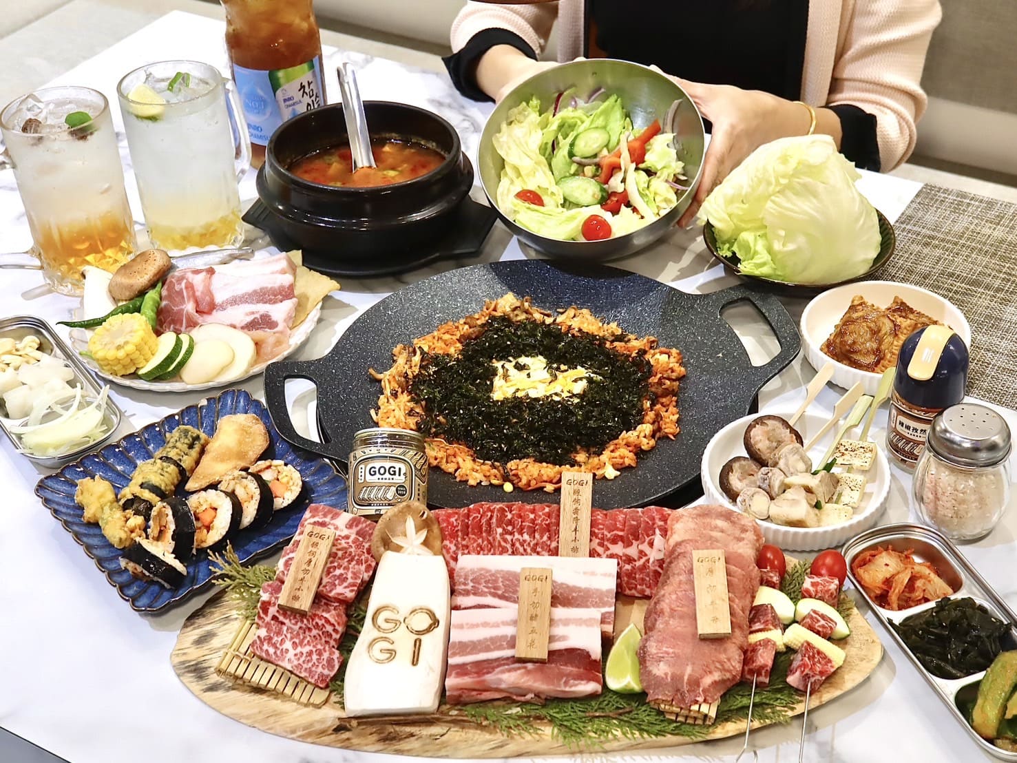 Gogi Gogi 韓式燒肉|竹北聚餐推薦,厚切豬五花吃到飽!新鮮手切肉還有專人桌邊代烤 - 第17張圖