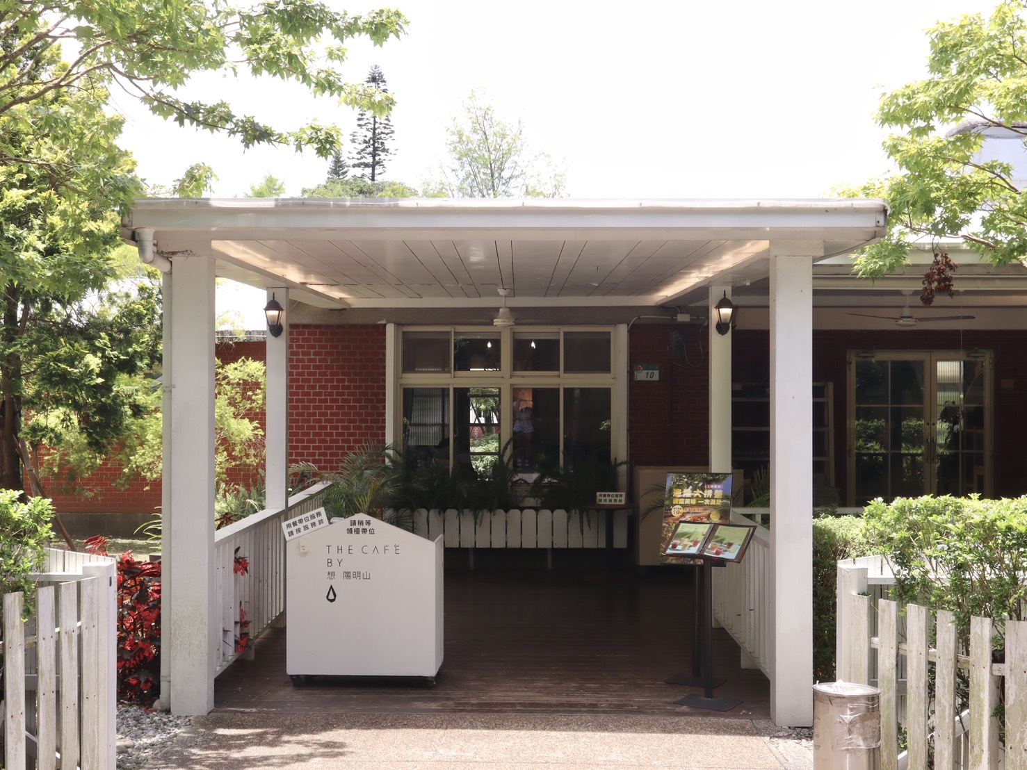The Café By想陽明山|美軍宿舍群最美餐廳。美式大庭院放鬆愜意。餐點全品項好吃無雷。約會聚餐推薦 - 第2張圖