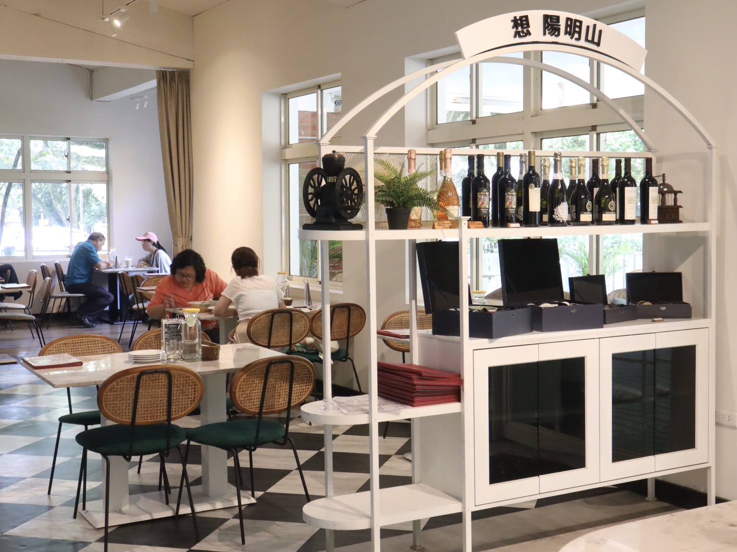 The Café By想陽明山|美軍宿舍群最美餐廳。美式大庭院放鬆愜意。餐點全品項好吃無雷。約會聚餐推薦 - 第14張圖