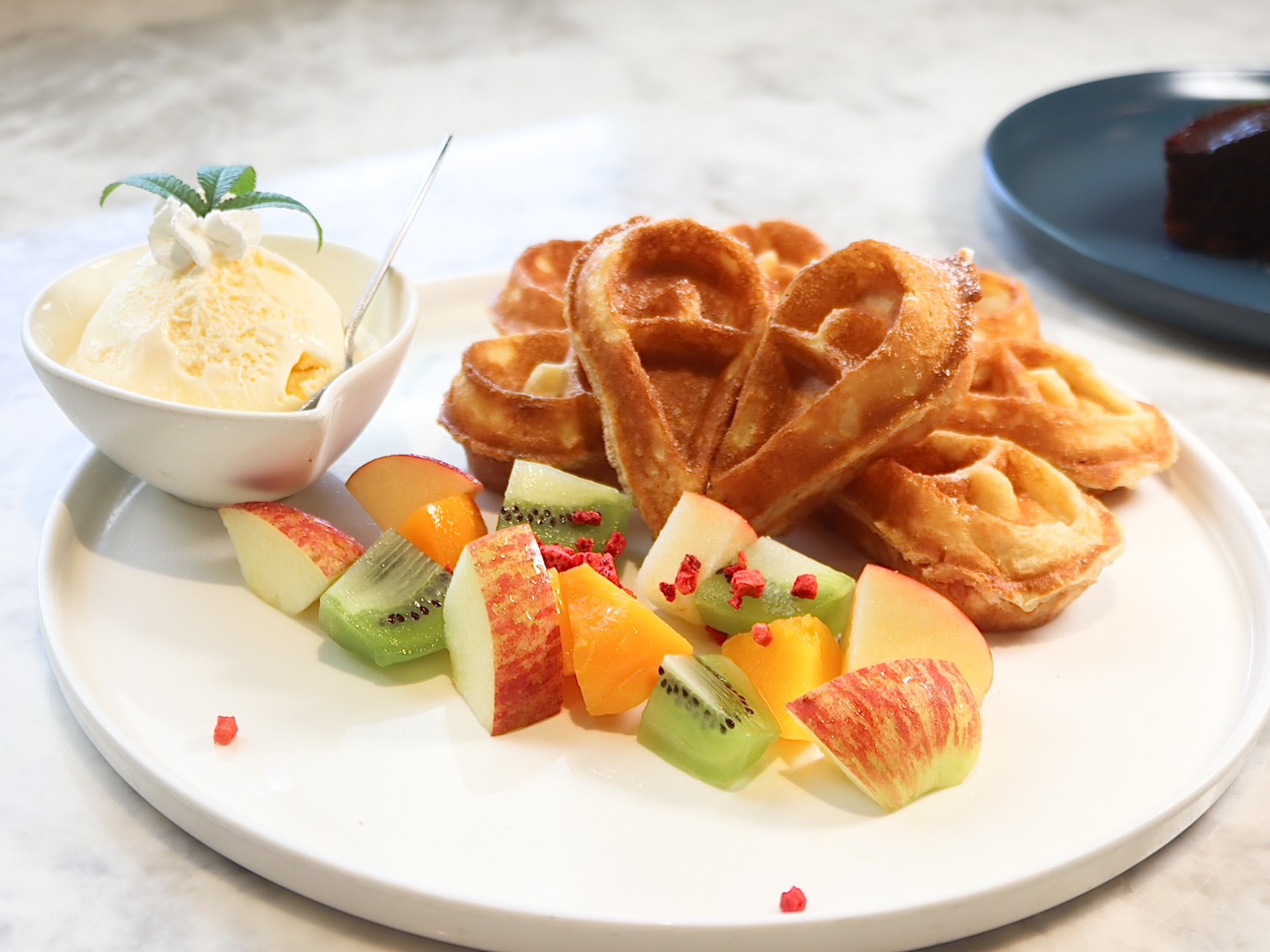 The Café By想陽明山|美軍宿舍群最美餐廳。美式大庭院放鬆愜意。餐點全品項好吃無雷。約會聚餐推薦 - 第29張圖