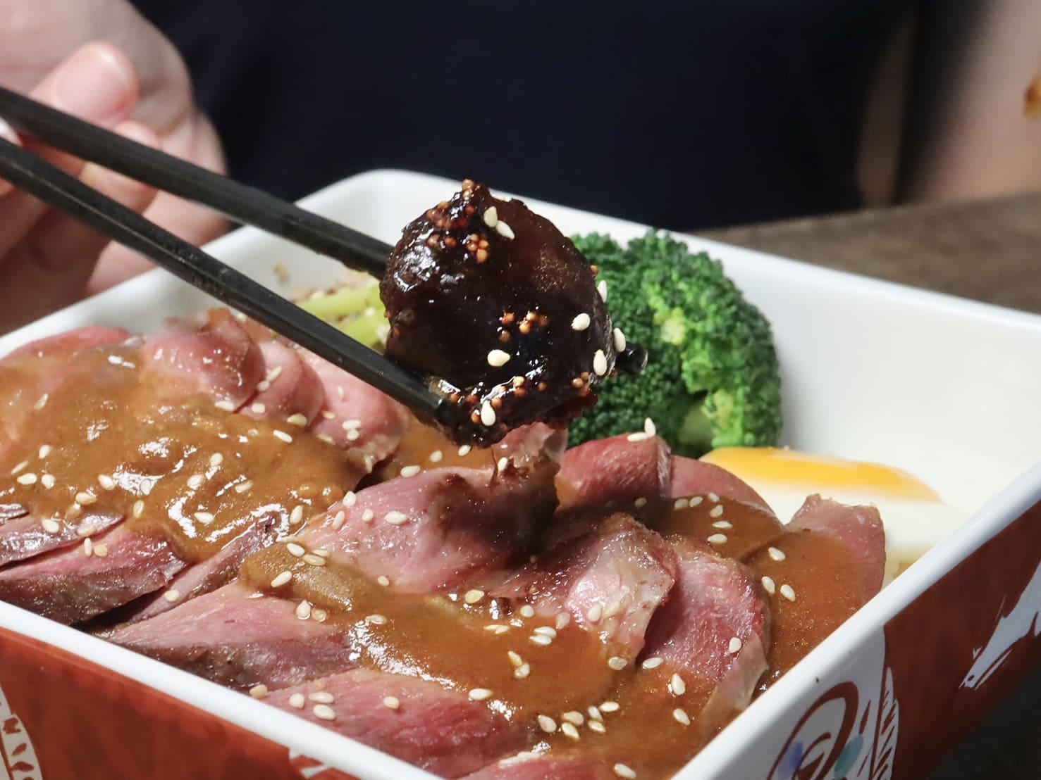 温咖哩|台北咖哩控朝聖名店!現炒熟成創意咖哩太狂,肉量爆炸超有飽足感。連平日都排隊 - 第26張圖