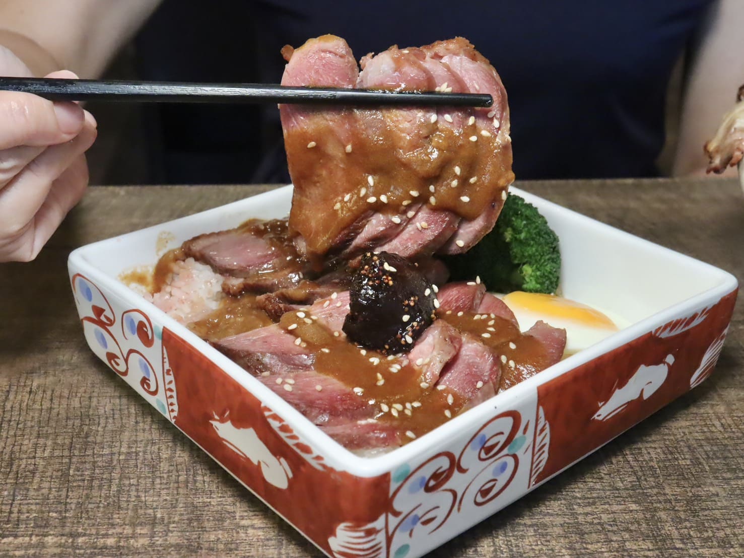温咖哩|台北咖哩控朝聖名店!現炒熟成創意咖哩太狂,肉量爆炸超有飽足感。連平日都排隊 - 第24張圖