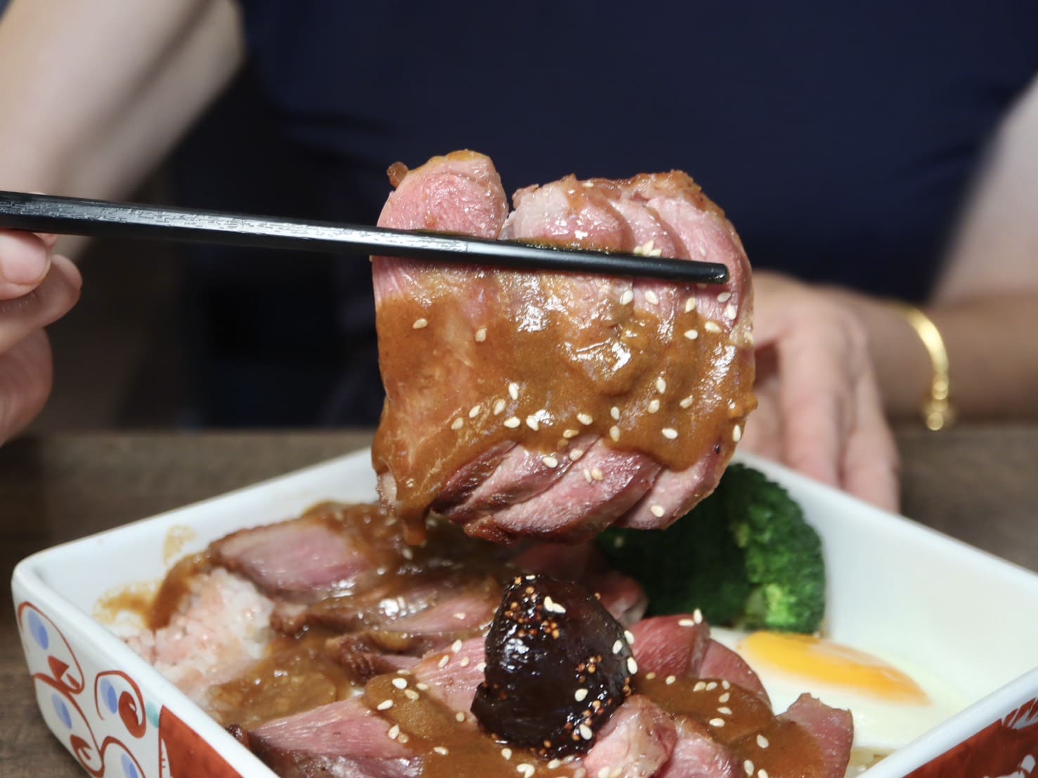 温咖哩|台北咖哩控朝聖名店!現炒熟成創意咖哩太狂,肉量爆炸超有飽足感。連平日都排隊 - 第25張圖