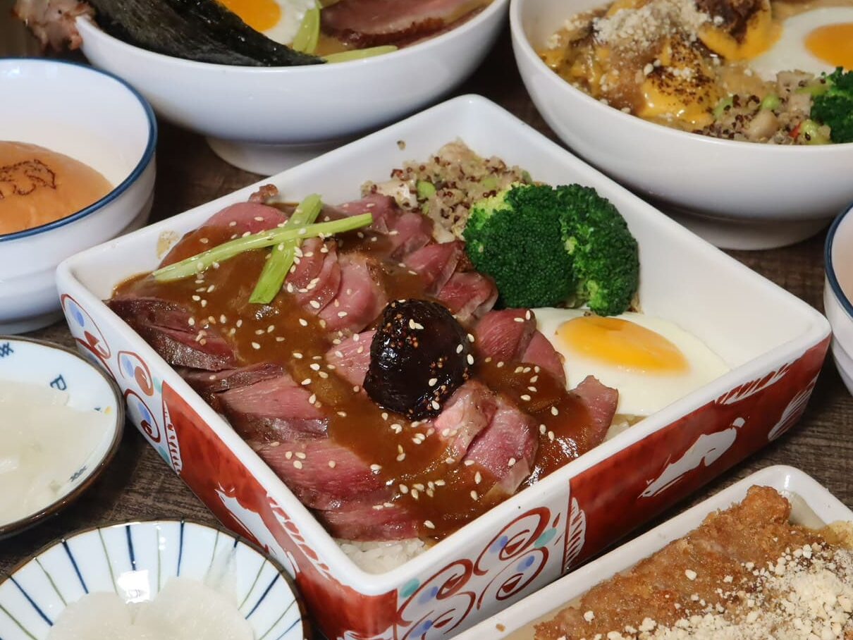温咖哩|台北咖哩控朝聖名店!現炒熟成創意咖哩太狂,肉量爆炸超有飽足感。連平日都排隊 - 第23張圖