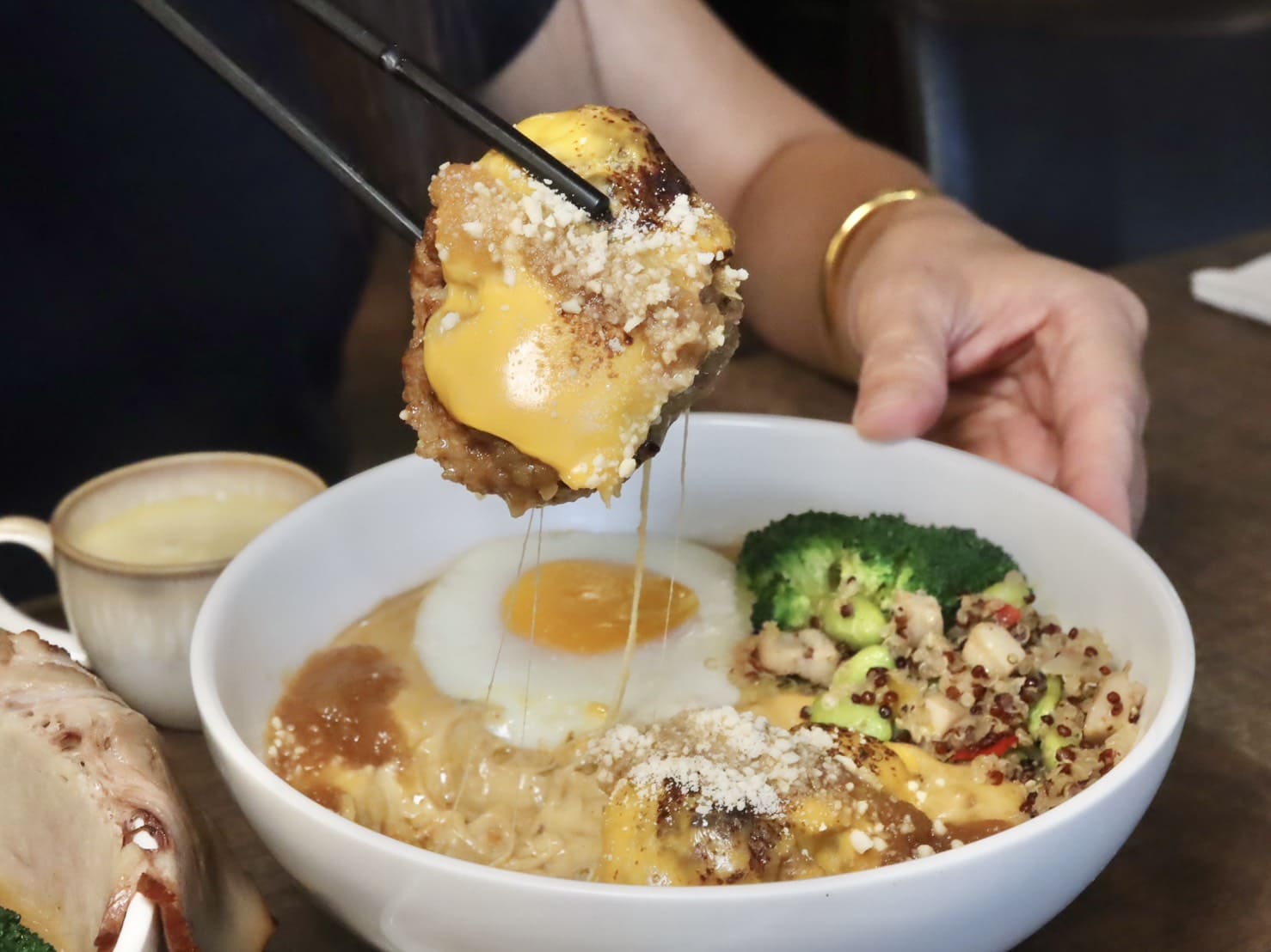 温咖哩|台北咖哩控朝聖名店!現炒熟成創意咖哩太狂,肉量爆炸超有飽足感。連平日都排隊 - 第13張圖