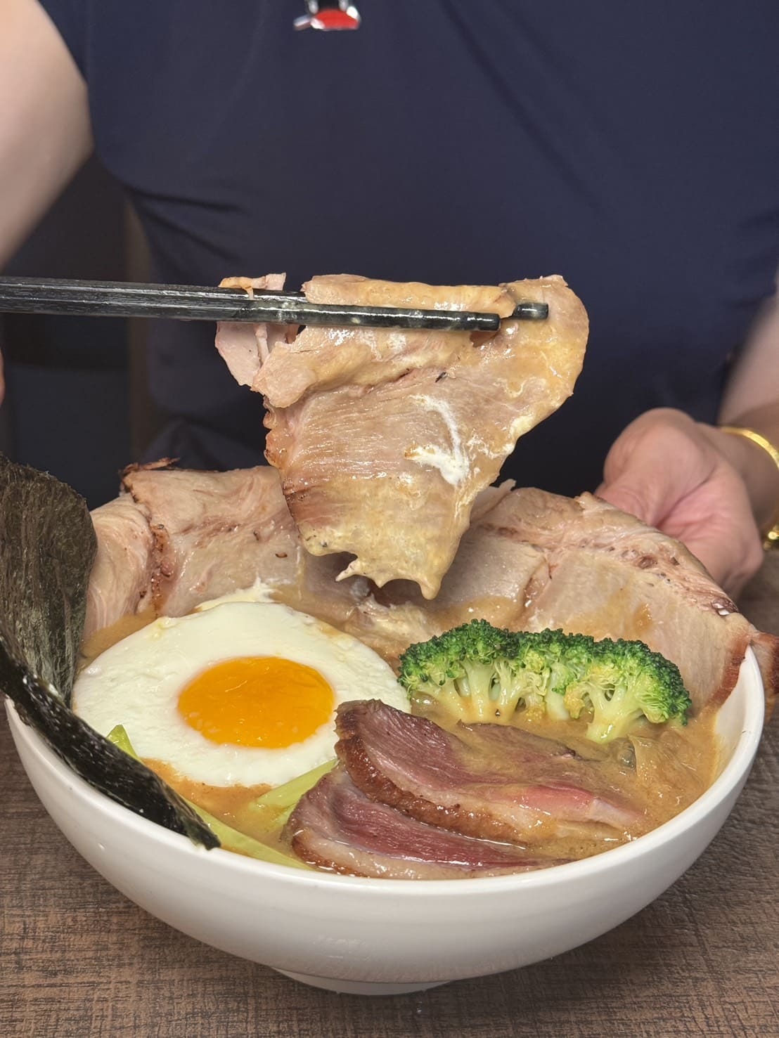 温咖哩|台北咖哩控朝聖名店!現炒熟成創意咖哩太狂,肉量爆炸超有飽足感。連平日都排隊 - 第20張圖