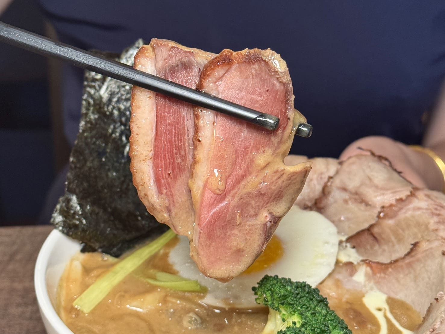温咖哩|台北咖哩控朝聖名店!現炒熟成創意咖哩太狂,肉量爆炸超有飽足感。連平日都排隊 - 第21張圖