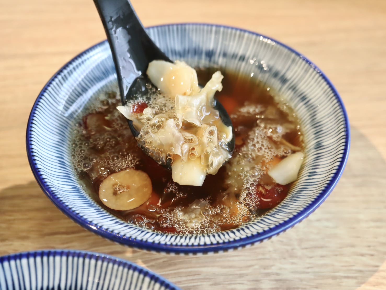 瘋一鍋|板橋環球店新開幕,被火鍋耽誤的飲料店,必點紅烏龍雪梨蘋果鍋、紅玉豆花、三重奏奶蓋 - 第33張圖