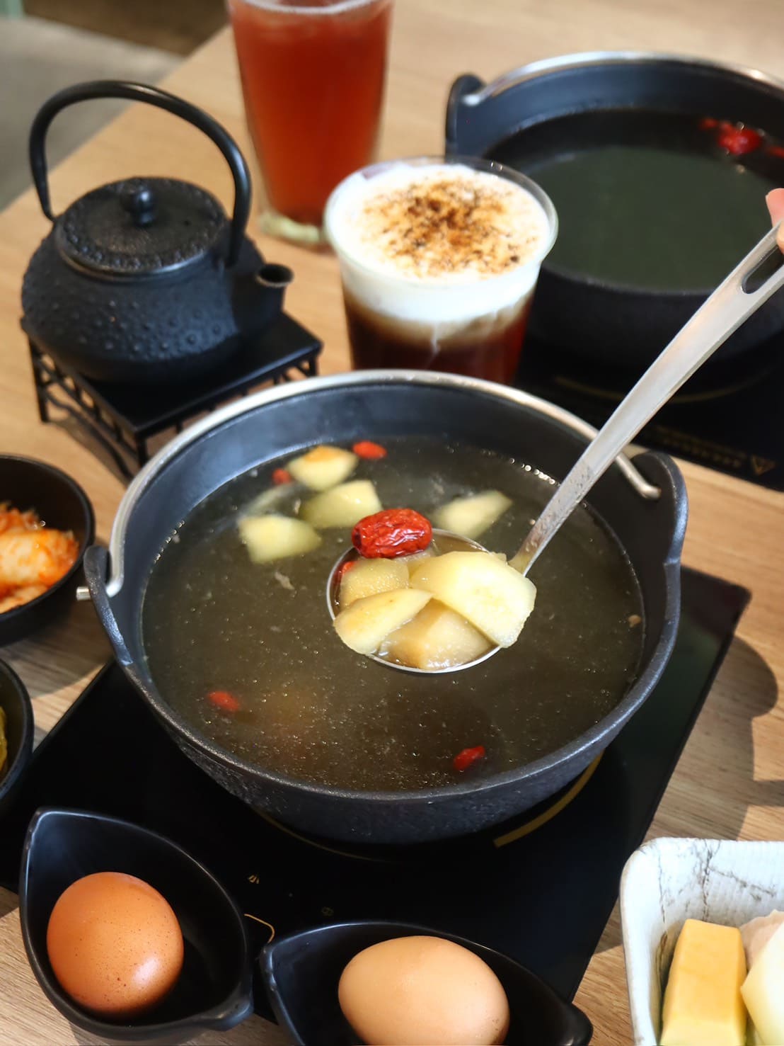 瘋一鍋|板橋環球店新開幕,被火鍋耽誤的飲料店,必點紅烏龍雪梨蘋果鍋、紅玉豆花、三重奏奶蓋 - 第19張圖