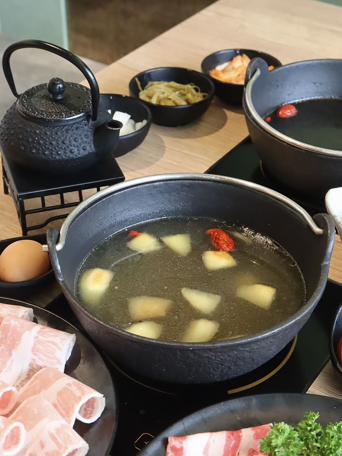 瘋一鍋|板橋環球店新開幕,被火鍋耽誤的飲料店,必點紅烏龍雪梨蘋果鍋、紅玉豆花、三重奏奶蓋 - 第18張圖