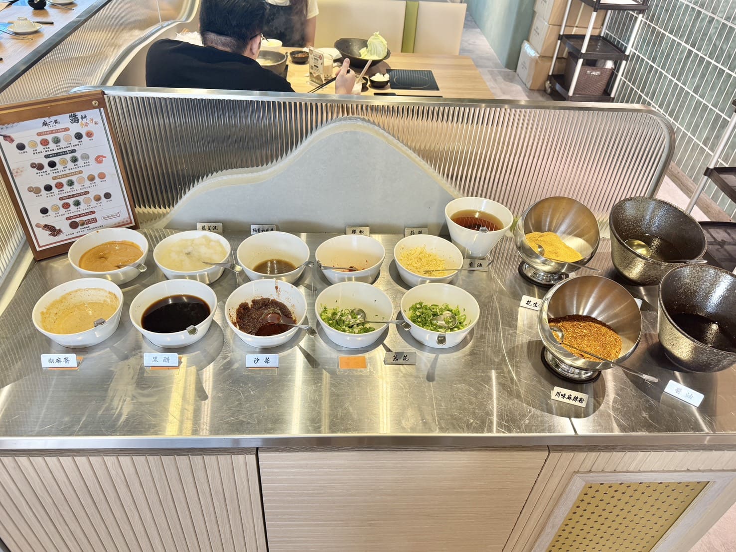 瘋一鍋|板橋環球店新開幕,被火鍋耽誤的飲料店,必點紅烏龍雪梨蘋果鍋、紅玉豆花、三重奏奶蓋 - 第10張圖