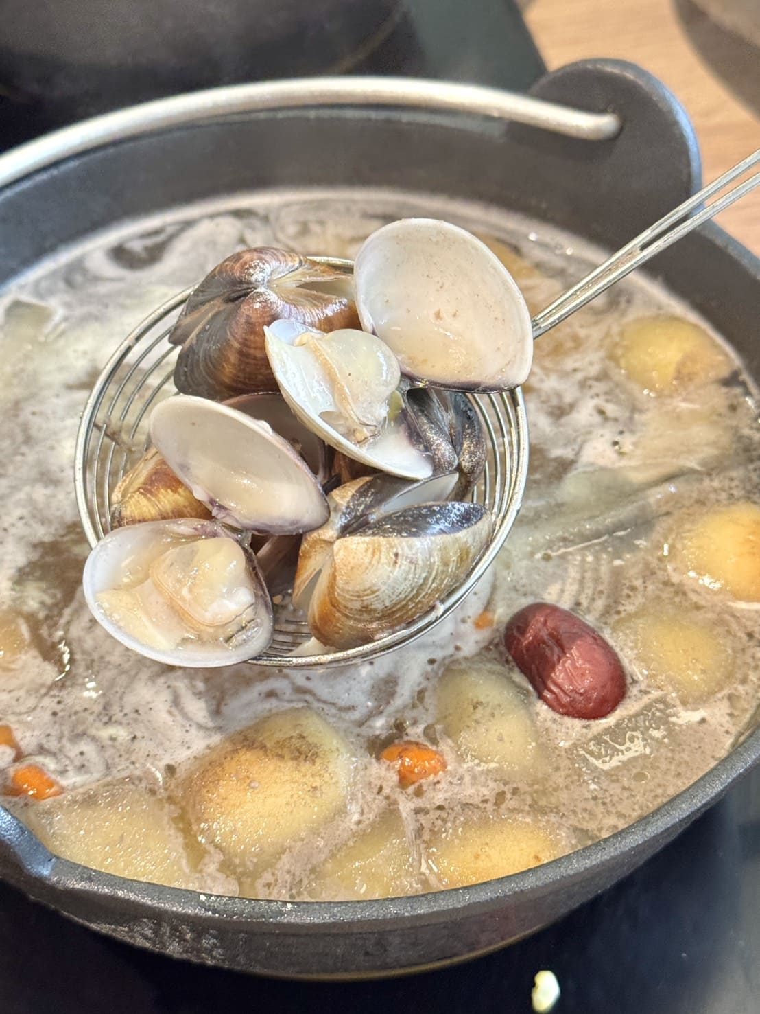 瘋一鍋|板橋環球店新開幕,被火鍋耽誤的飲料店,必點紅烏龍雪梨蘋果鍋、紅玉豆花、三重奏奶蓋 - 第27張圖