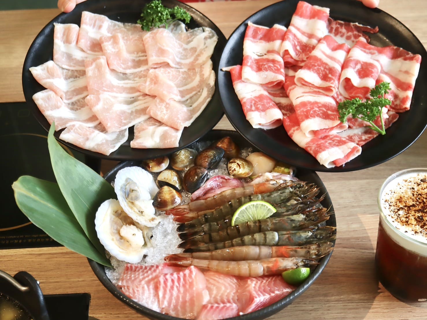 瘋一鍋|板橋環球店新開幕,被火鍋耽誤的飲料店,必點紅烏龍雪梨蘋果鍋、紅玉豆花、三重奏奶蓋 - 第12張圖