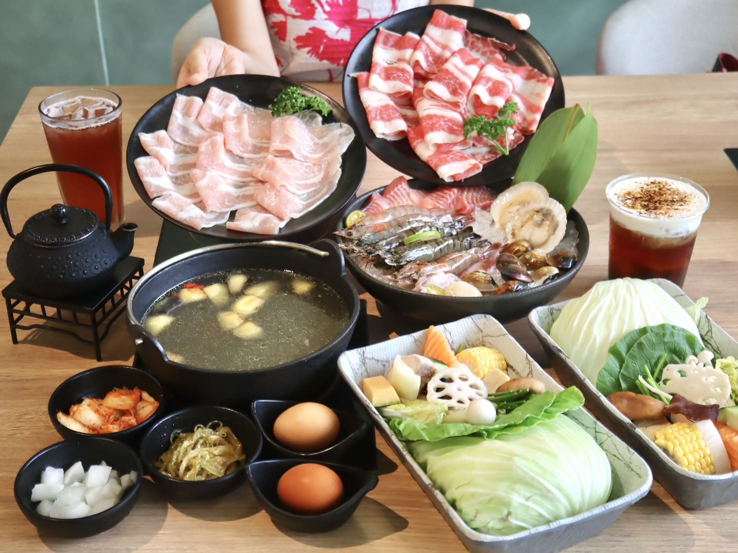 瘋一鍋|板橋環球店新開幕,被火鍋耽誤的飲料店,必點紅烏龍雪梨蘋果鍋、紅玉豆花、三重奏奶蓋 - 第11張圖