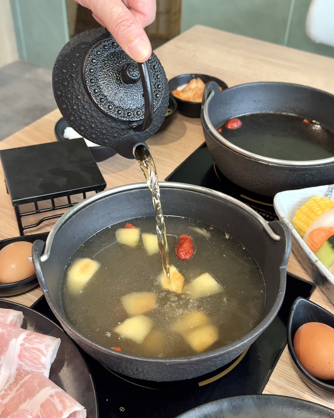 瘋一鍋|板橋環球店新開幕,被火鍋耽誤的飲料店,必點紅烏龍雪梨蘋果鍋、紅玉豆花、三重奏奶蓋 - 第17張圖