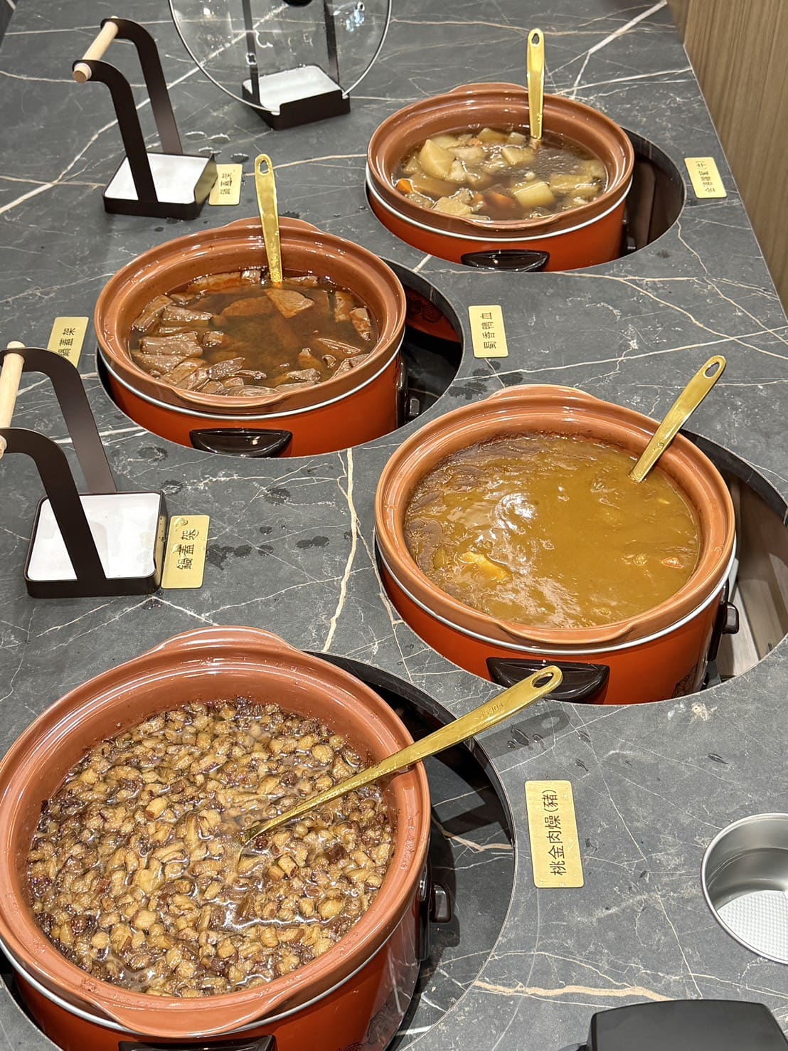 桃金鍋物|竹北店新開幕!50+自助吧、湯底16種個人鴛鴦鍋、老店泡泡冰吃到飽。還點得到卷卷烘焙生乳銅鑼燒 - 第13張圖