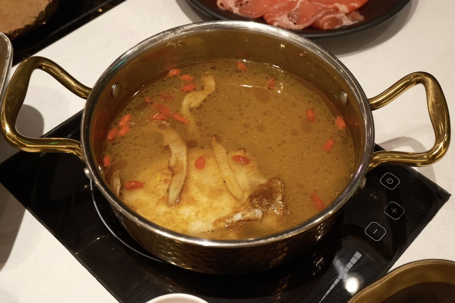 小圍爐|林口新開幕,16種創意火鍋湯底,香菜皮蛋、麻油雞佛必吃推薦。用湯底反轉你的火鍋印象 - 第19張圖 小圍爐|林口新開幕,16種創意火鍋湯底,香菜皮蛋、麻油雞佛必吃推薦。用湯底反轉你的火鍋印象