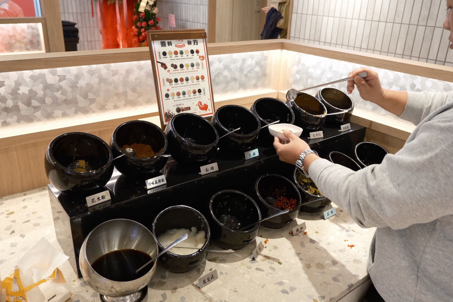 小圍爐|林口新開幕,16種創意火鍋湯底,香菜皮蛋、麻油雞佛必吃推薦。用湯底反轉你的火鍋印象 - 第11張圖 小圍爐|林口新開幕,16種創意火鍋湯底,香菜皮蛋、麻油雞佛必吃推薦。用湯底反轉你的火鍋印象