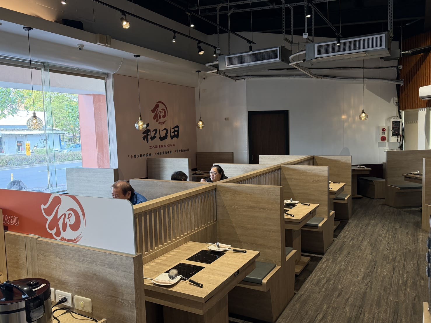 和口田鍋物|羅東在地十年老店升級版火鍋,自助吧豐富、漁港直送海鮮必吃 - 第5張圖 和口田鍋物|羅東在地十年老店升級版火鍋,自助吧豐富、漁港直送海鮮必吃