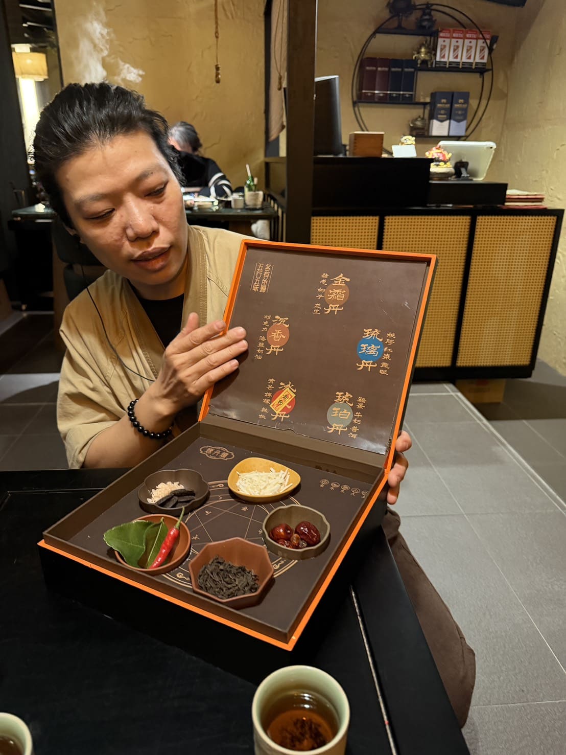 煉丹爐潮汕鍋物｜台北東區新開幕，皇金花膠雞爐、陰陽雙修的的沈浸式煉丹體驗