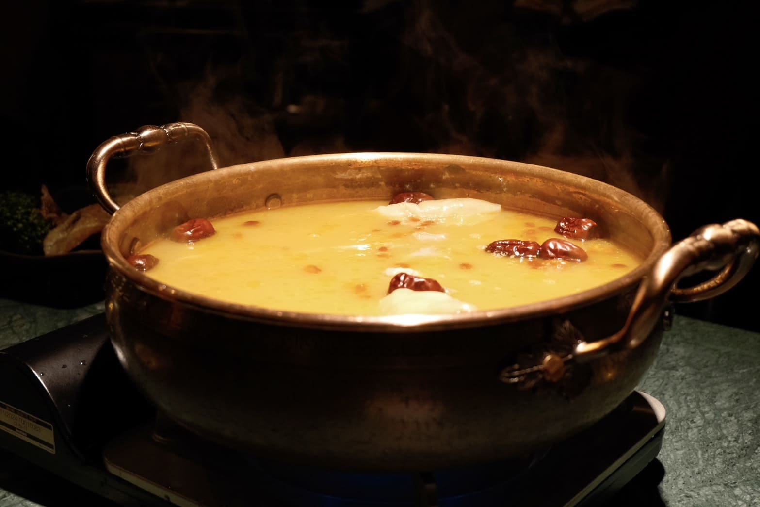 煉丹爐潮汕鍋物｜台北東區新開幕，皇金花膠雞爐、陰陽雙修的的沈浸式煉丹體驗