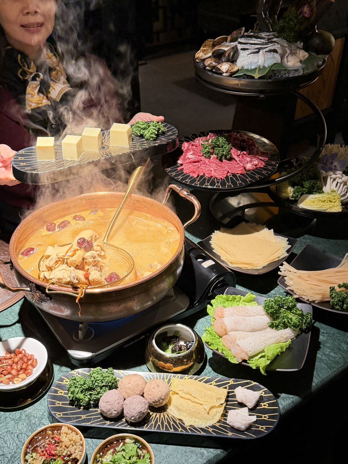 煉丹爐潮汕鍋物｜台北東區新開幕，皇金花膠雞爐、陰陽雙修的的沈浸式煉丹體驗