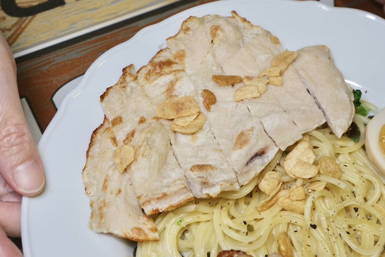哞哞手作甜點｜新莊不限時貓咪咖啡廳，六款飲料免費續杯太佛！開心果巴斯克必點