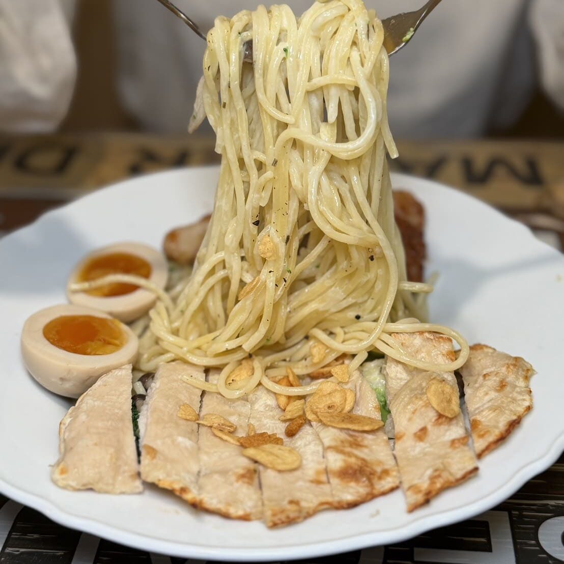 哞哞手作甜點｜新莊不限時貓咪咖啡廳，六款飲料免費續杯太佛！開心果巴斯克必點